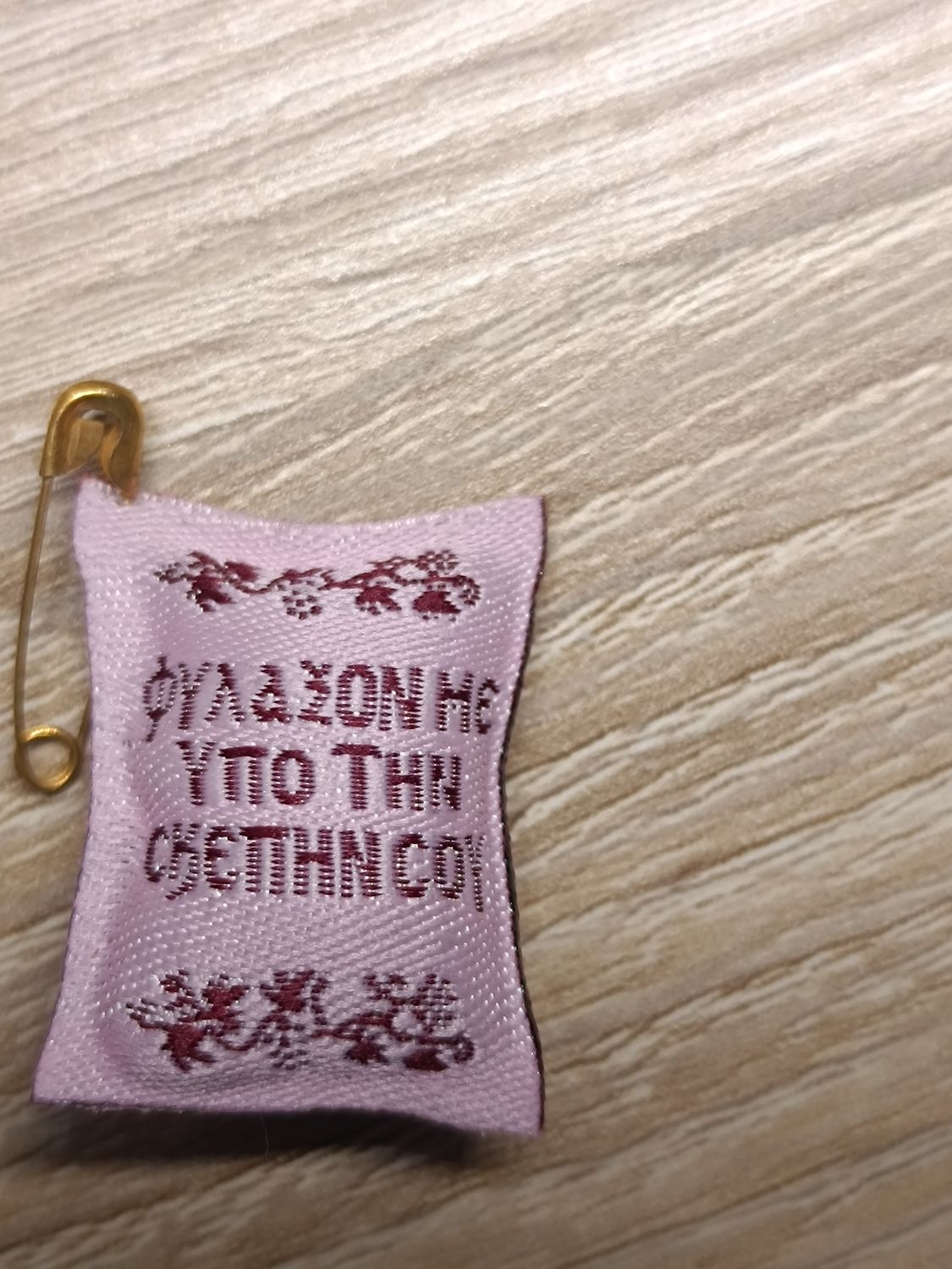 Amulett der Jungfrau Maria rosa mit Sicherheitsnadel