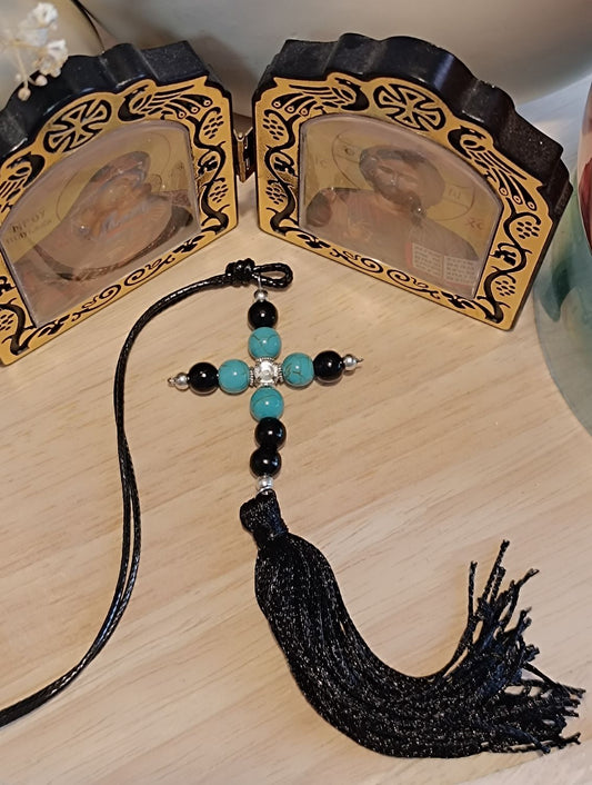 Kreuzanhänger mit Perlen