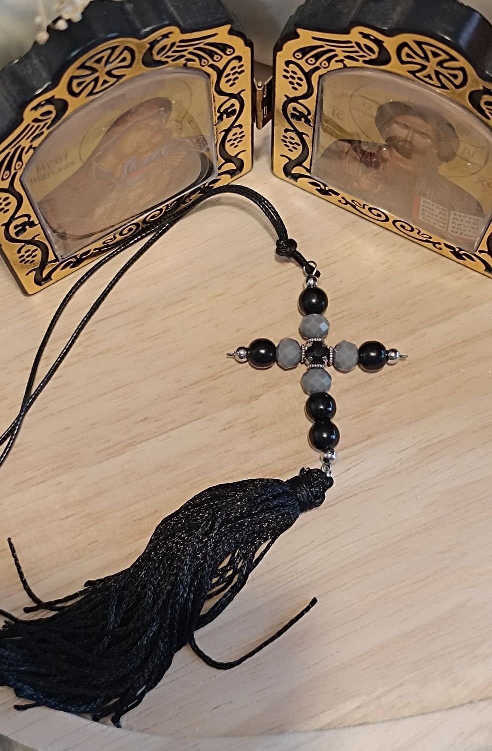 Kreuzanhänger mit Perlen