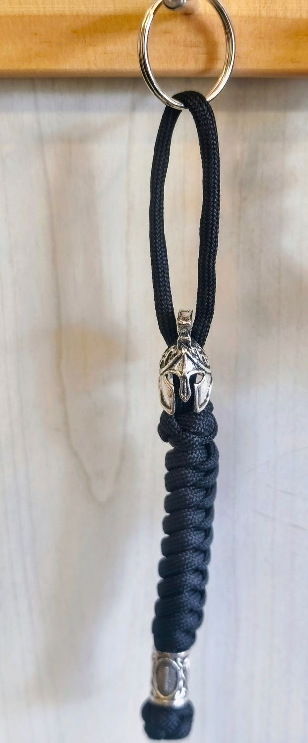 Handgefertigtes gewebtes Paracord Spartan Schwarz Anhänger