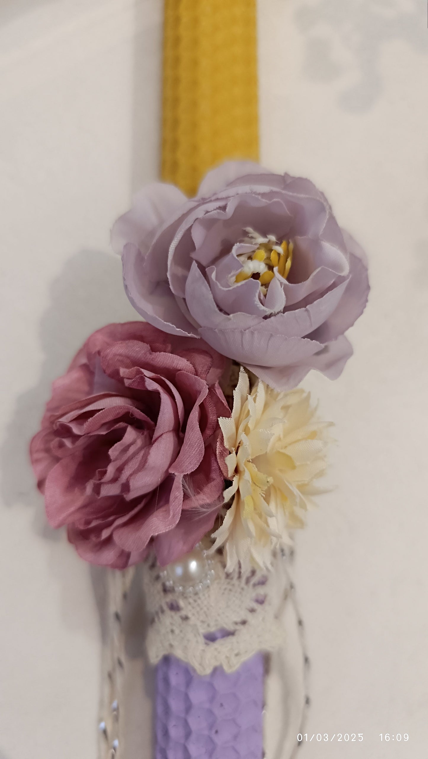 Osterkerze Hell Lila mit Blumen aus Reinem Bienenwachs