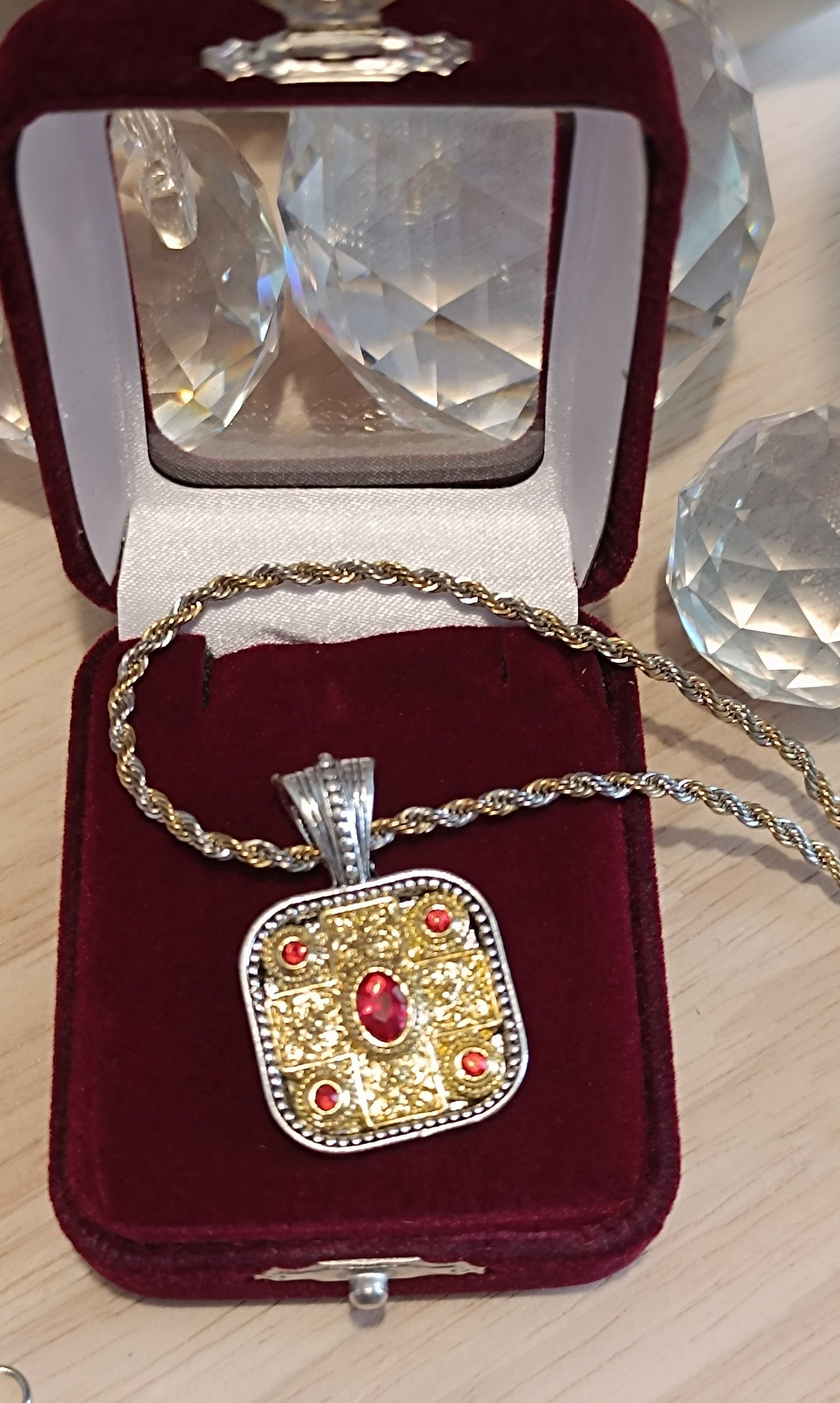 Quadratisches Kreuz mit Edelsteinen und Box