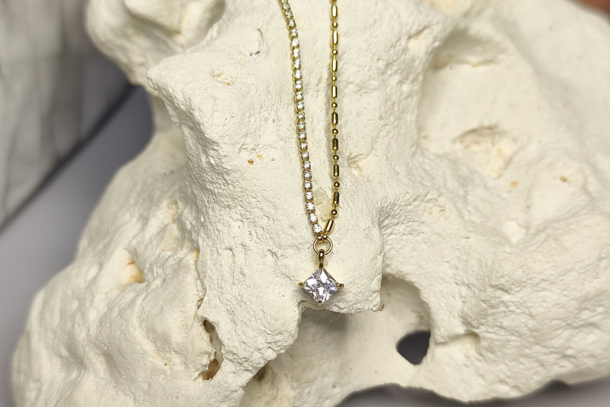 Edelstahlkette mit funkelndem Zirkonia-Anhänger