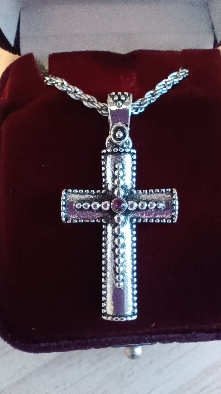 Kreuz mit Edelstein und Box