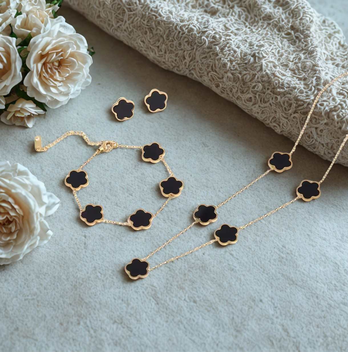 Hochwertige Dreiteilige Set mit fünf Blütenblättern