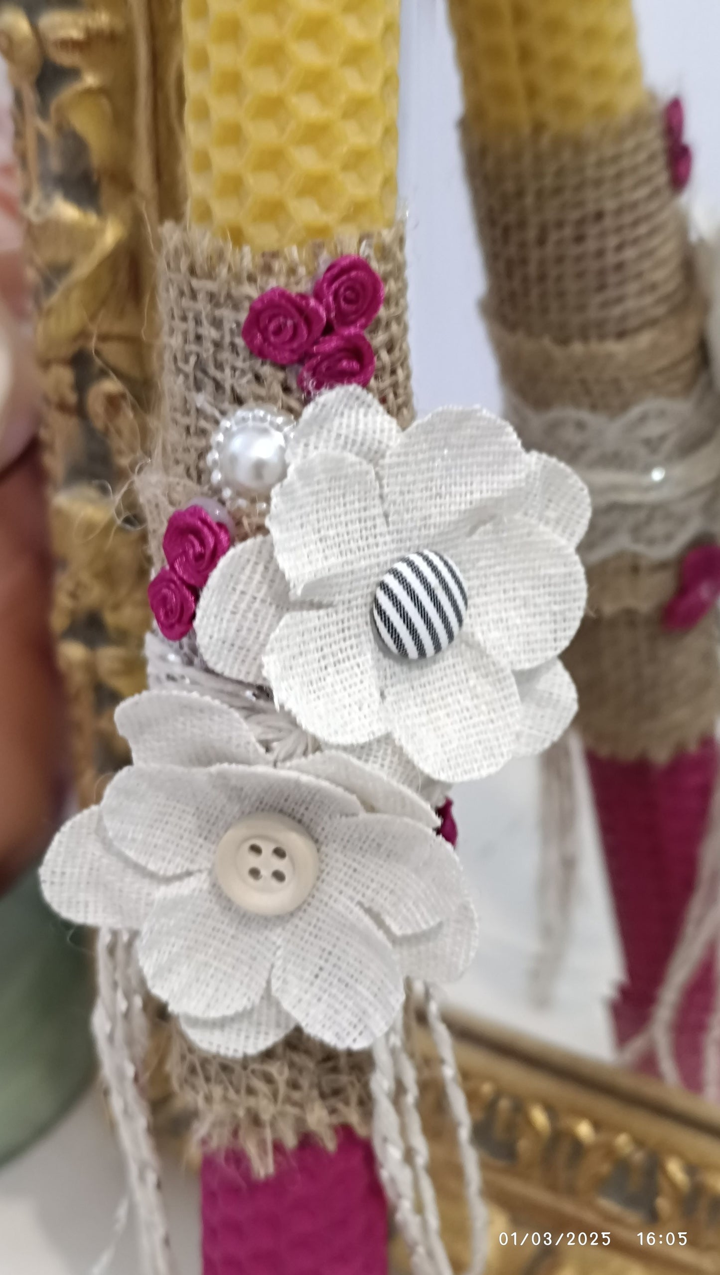 Osterkerze Dunkel Pink mit Blumen aus Reinem Bienenwachs