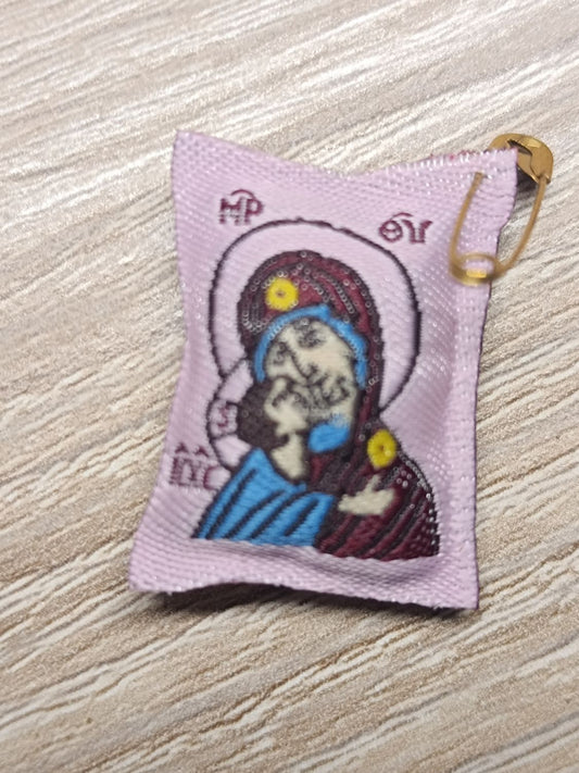 Amulett der Jungfrau Maria rosa mit Sicherheitsnadel