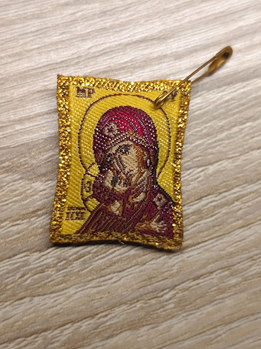 Amulett der Jungfrau Maria mit Sicherheitsnadel