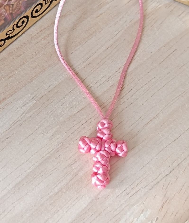 Kreuz Gestrickt mit Seidenfaden
