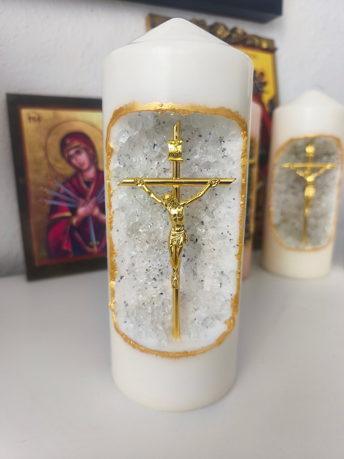 Handgefertigte Kerze mit goldenem Kreuz & Kristalloptik