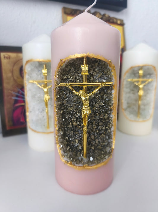 Handgefertigte Kerze Rosa mit goldenem Kreuz & Kristalloptik