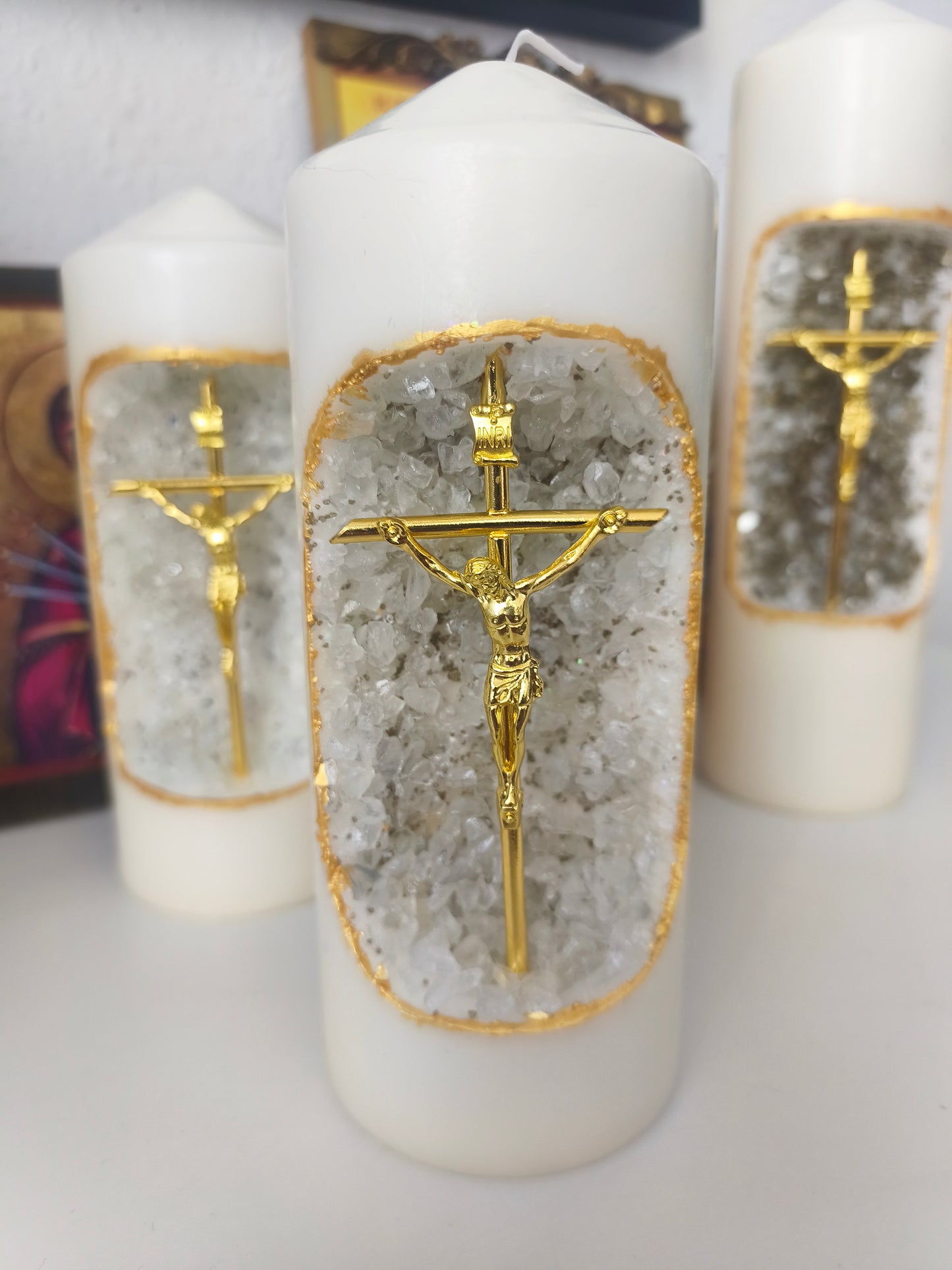 Handgefertigte Kerze mit goldenem Kreuz & Kristalloptik 1
