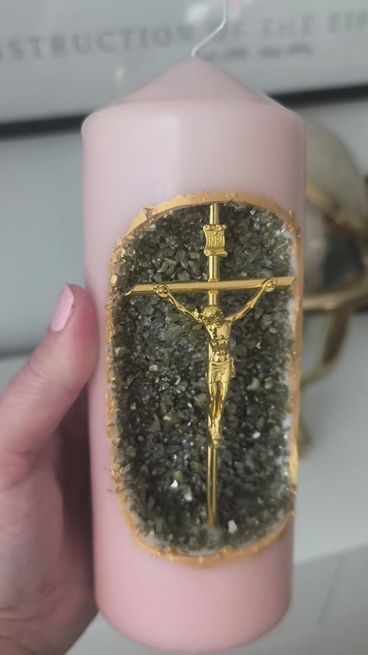 Handgefertigte Kerze Rosa mit goldenem Kreuz & Kristalloptik