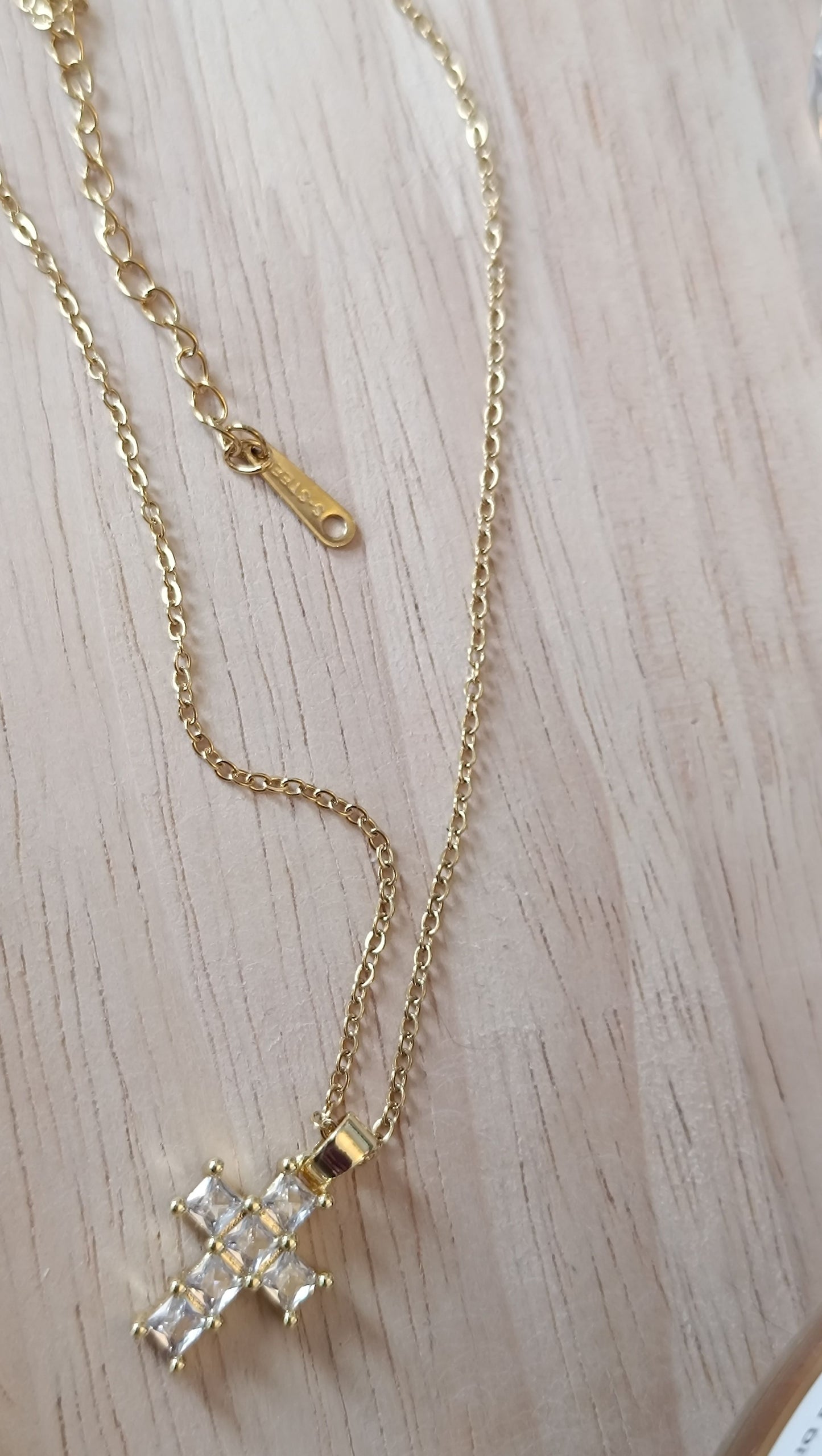 Kreuz aus 316L Edelstahl Gold mit Zirkon