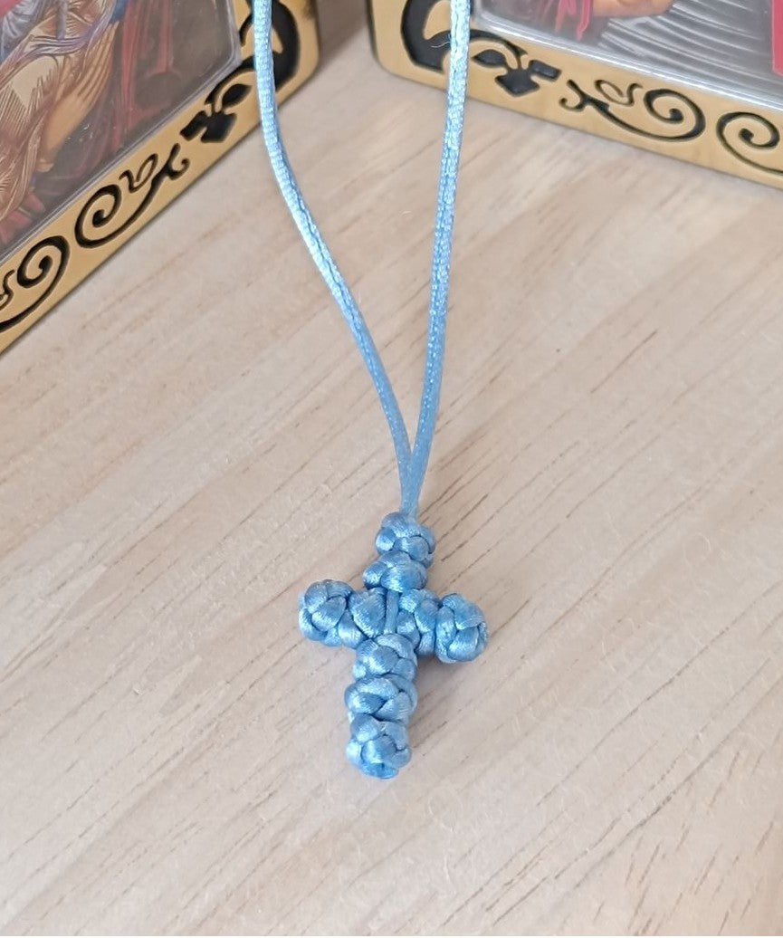 Kreuz Gestrickt mit Seidenfaden in verschiedenen Farben