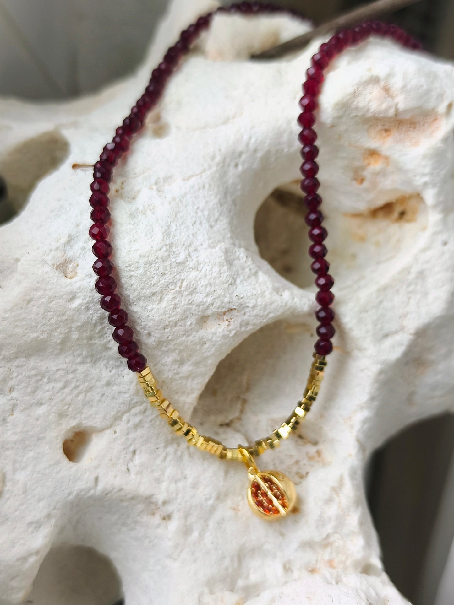 Halskette „Granatapfel“ – Glücksbringer & Eleganz