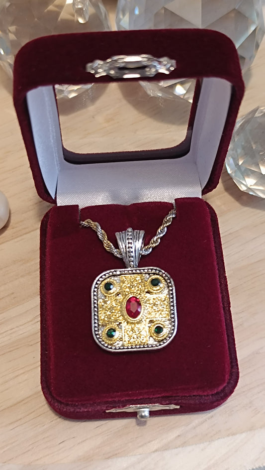 Quadratisches Kreuz mit Edelsteinen und Box