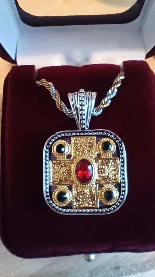 Quadratisches Kreuz mit Edelsteinen und Box