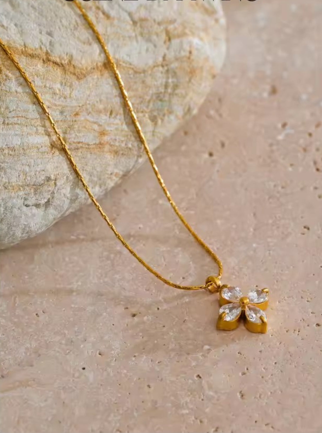 Vergoldete Edelstahlkette mit funkelndem Zirkonia-Blumen Anhänger