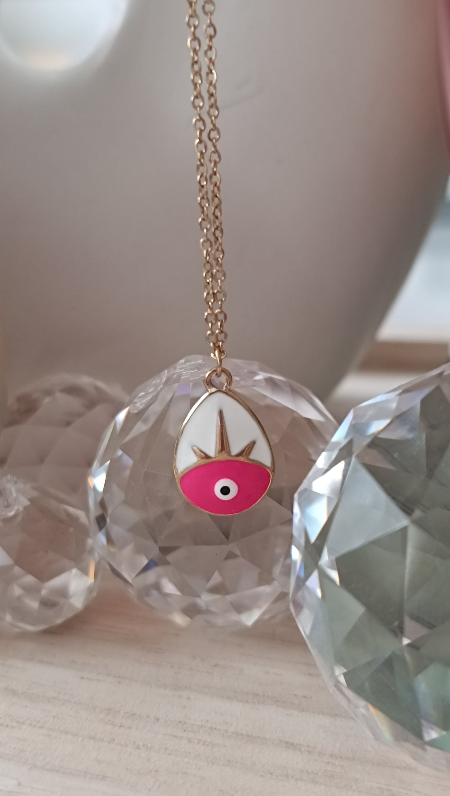 Pink-Eye mit Edelstahlkette