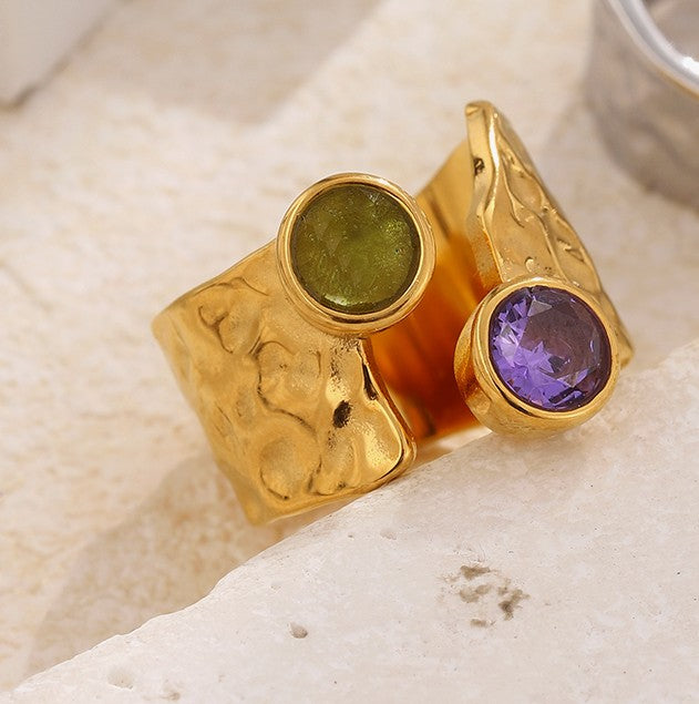 Verstellbarer Ring in Gold mit farbigen Kristallen